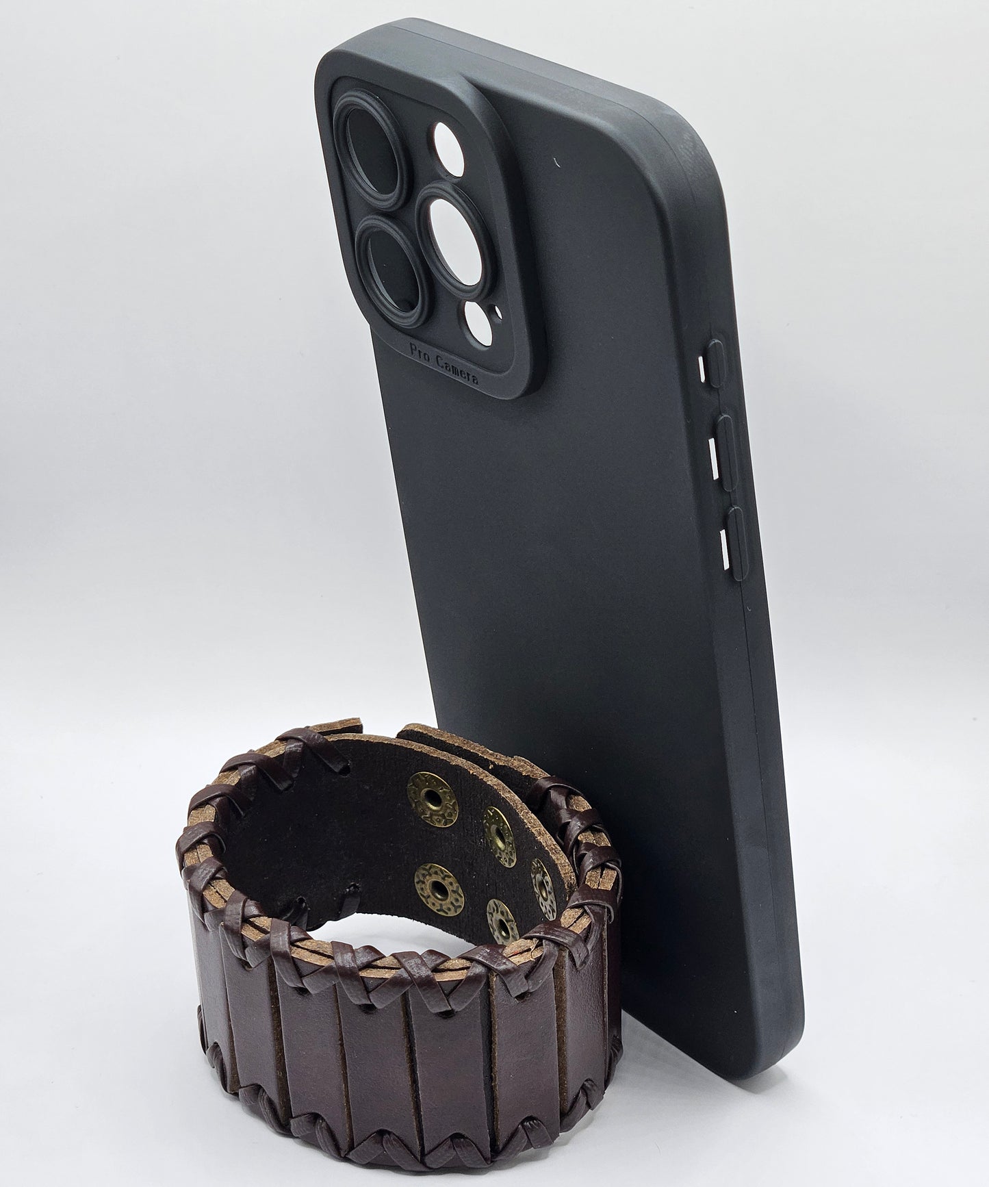 Leather Smartphone Bracelet, Fashion designed Bracelet, colors and fine design, with silicone cases for iPhone 14s and iPhone 15s.